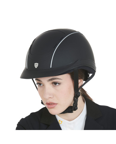 Cap ultra-light con logo frontale e inserti in pelle.