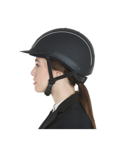 Cap ultra-light con logo frontale e inserti in pelle.