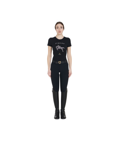 T-shirt donna slim fit disegno salto con strass T-shirt donna slim fit disegno salto con strass
