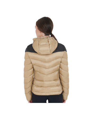 Piumino donna slim fit con cappuccio removibile Piumino donna slim fit con cappuccio removibile