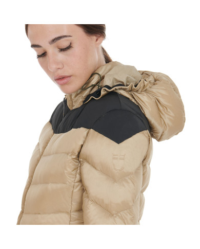 Piumino donna slim fit con cappuccio removibile Piumino donna slim fit con cappuccio removibile