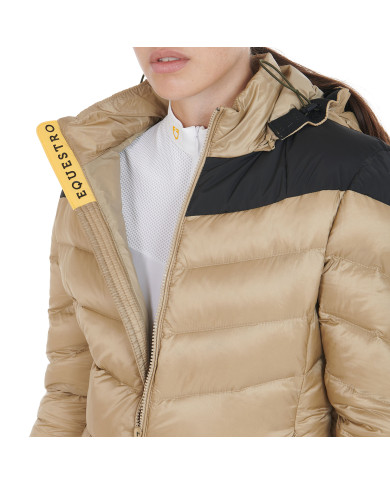 Piumino donna slim fit con cappuccio removibile Piumino donna slim fit con cappuccio removibile